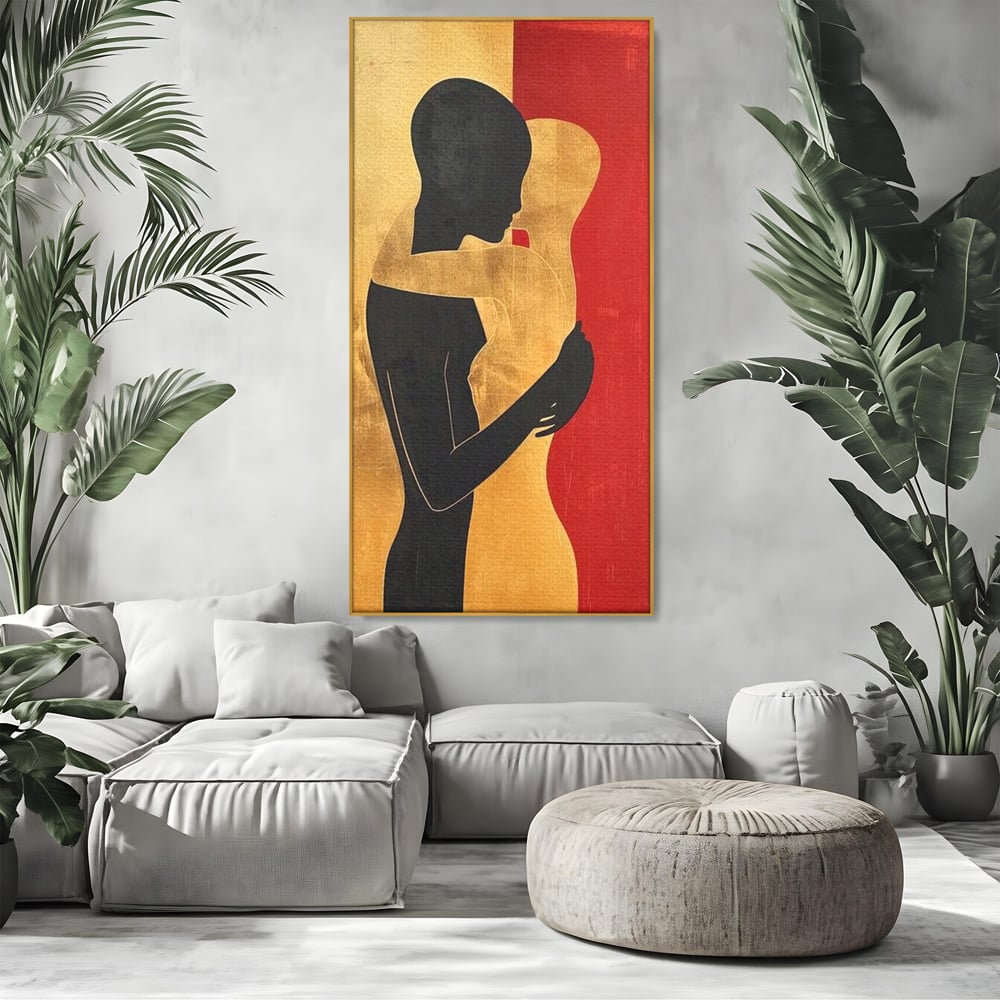 Tablou canvas cu tablou canvas cu siluete in imbratisare, in rama de aluminiu auriu, pe perete intr-un living